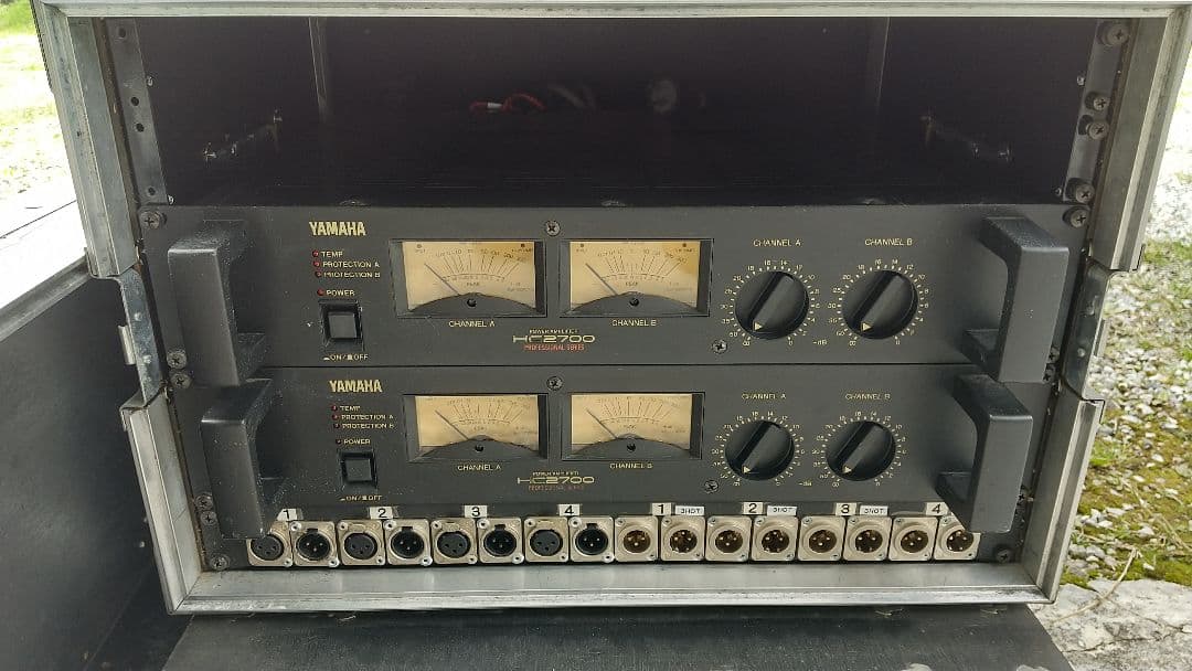 YAMAHA HC2700 2 units with case and patch panel